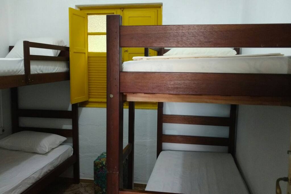 Quarto com duas beliches