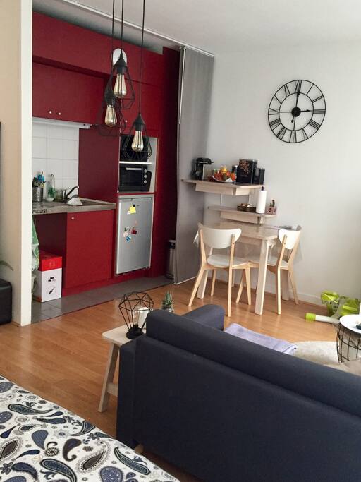 The kitchen. You can cook, there is also matkets next to the home... or restaurants! // Vous pourrez cuisiner sur place, il y a de nombreux supermarchés aux alentours et des restaurants.
