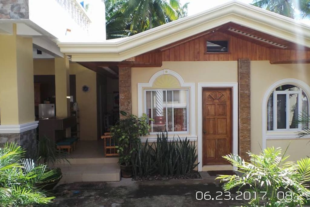 GUESTHOUSE RENTAL AREA WITH OUTSIDE KITCHEN WITH FULL AMENITIES, SWIMMING POOL AND ON THE BEACH.