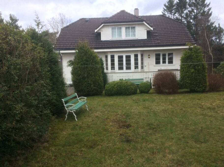 Uteplass. Greit for barna å leke her