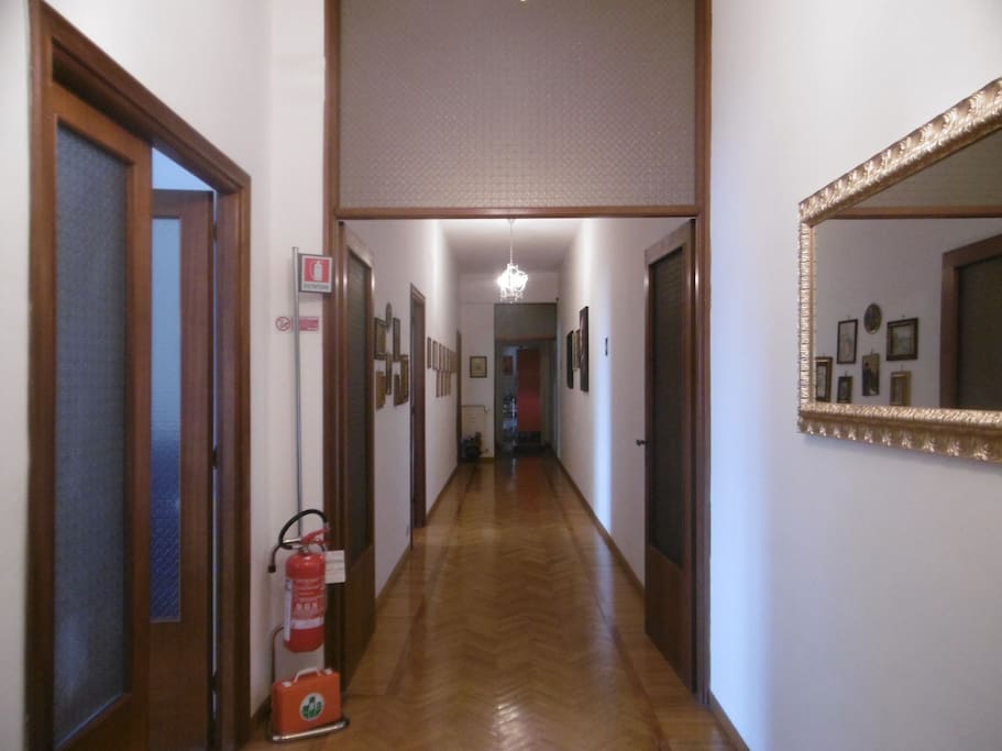 l'ingresso ed il corridoio dell'appartamento