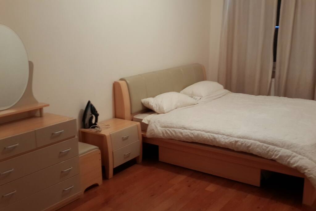 Cosy Queen-sized bedroom