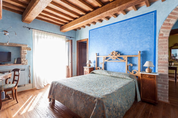 Camera da letto blu. La biancheria da letto è realizzata da un famoso falegname Michelon di Orvieto