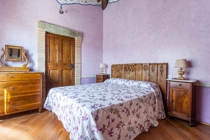 Camera da letto Violet.  La tavola da letto è scolpita in legno di castagno da un famoso artista Flavio Leoni di Orvieto