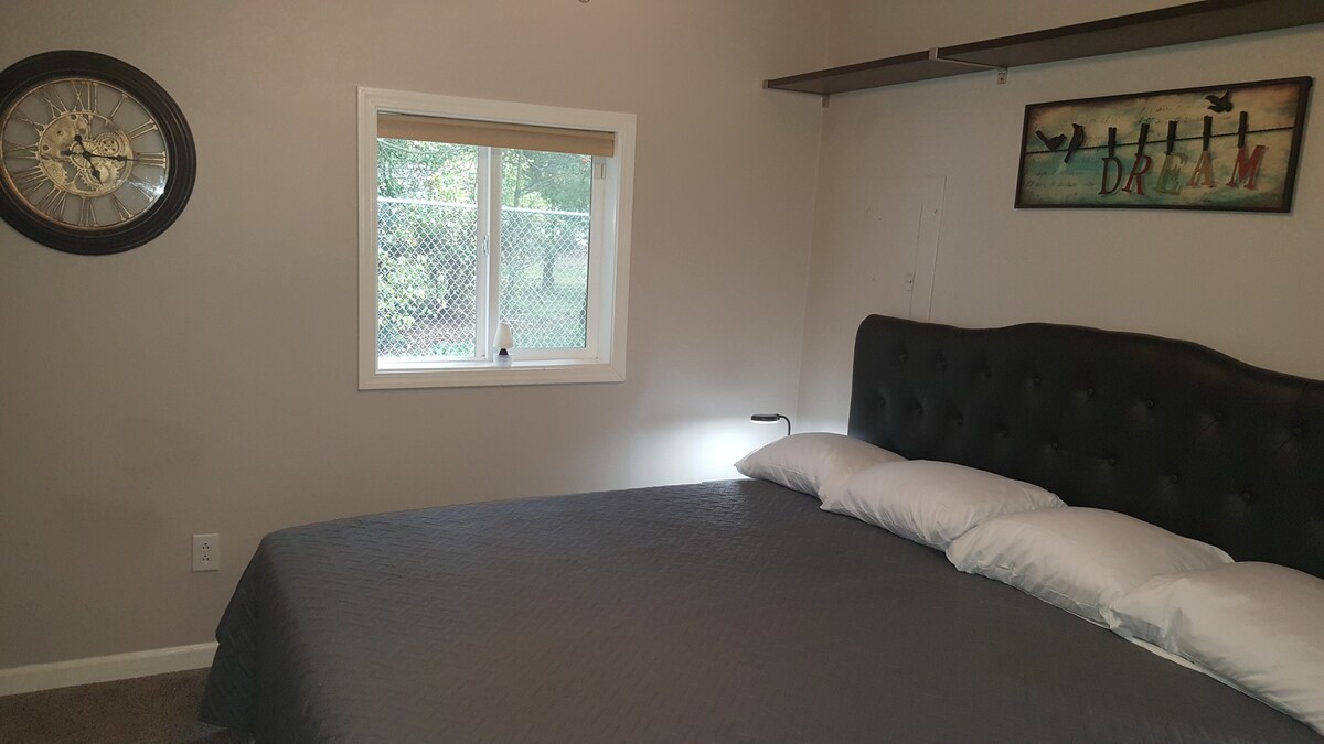 מיטת קינג סייז בחדר השינה.