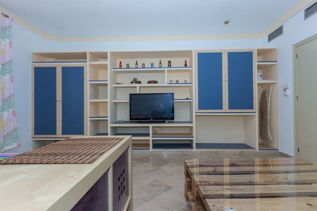 Cuarto/salón/comedor, tv grande aire y calefacción.