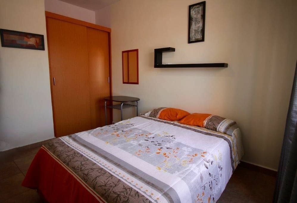 Recamara con cama matrimonial, aire acondicionado