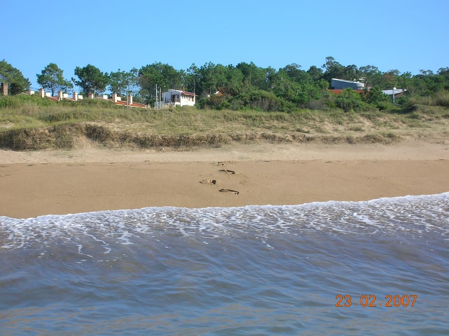 La casa vista desde la playa brava