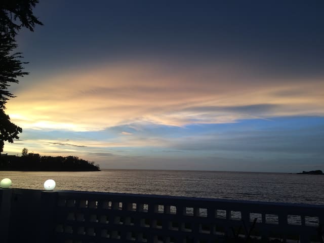 CC's Luxury Beachhouse Balcony seaview room