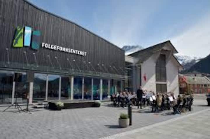 Forgefonnsenter med kafé og turistinformasjon