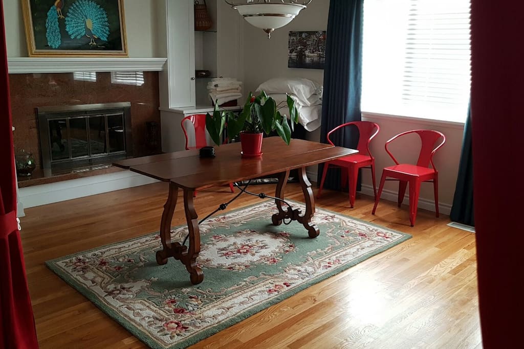 Living space/dining/extra room space with Queen bed