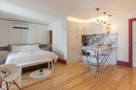 Lovely Studio Apartment With Balcony In Oporto