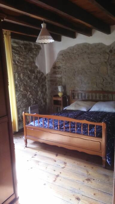 Chambre du bas avec lit 140