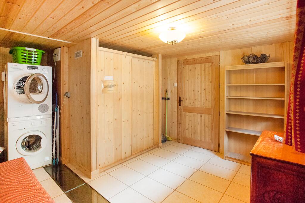 Entrée au rez de chaussée avec coin buanderie