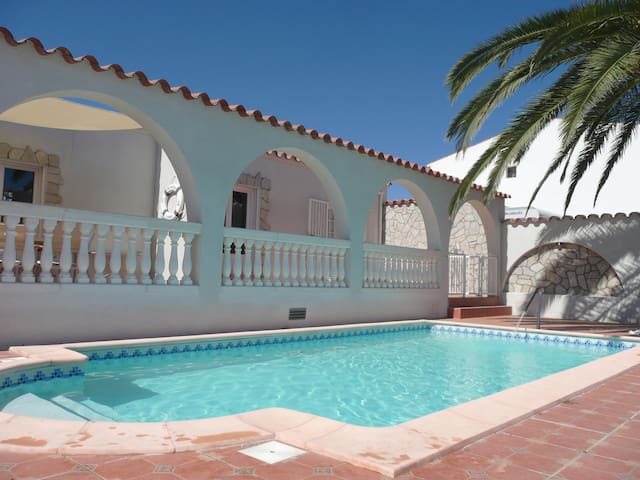 Marina de charme Empuria piscine amarre Canal