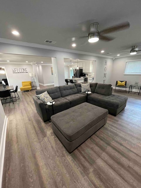 Cheerful 3 Bdr near Shopping/hospitals/Event venue