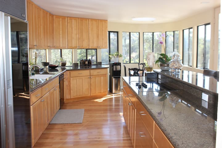 Light, peaceful, bright, quiet, modern dwelling. gallery image 3