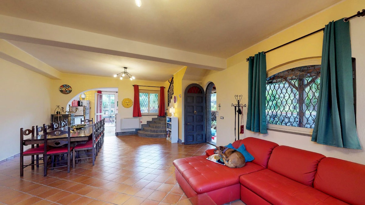 Popular Airbnb listing: La Villa Rosa-Breathtaking views of Volcano Etna 🌋 in Catania
