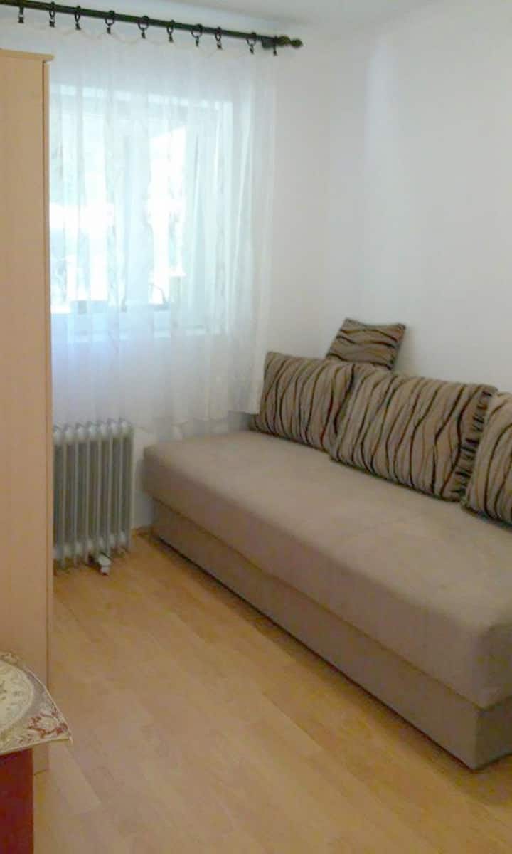 Dormitorio. La cama se pliega en una cama para dos personas.