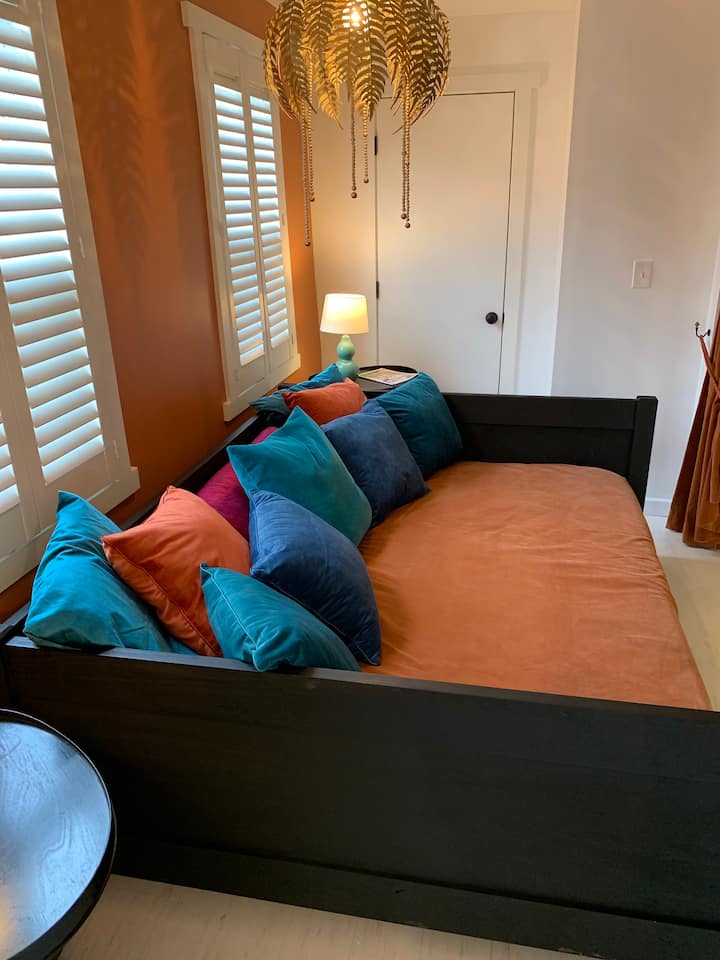 Salón Spálňa s manželskou posteľou Queen a vlastnou kúpeľňou, šatník - má ťažké súkromné zamatové závesy, ktoré sú plne zatvoriteľné