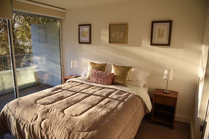 חדר שינה ראשי עם חדר אמבטיה צמוד.