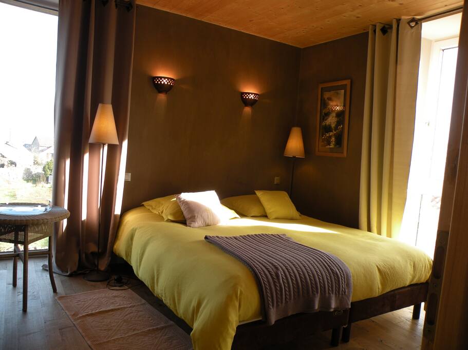 Chambre parentale avec salle d'eau complète
lit : 180x200