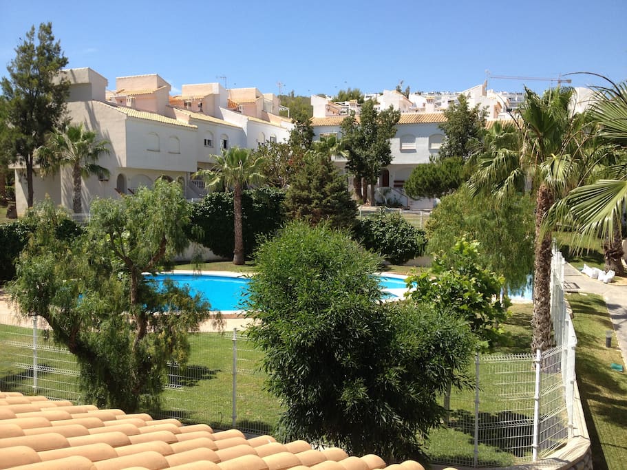 Vista piscina desde la casa