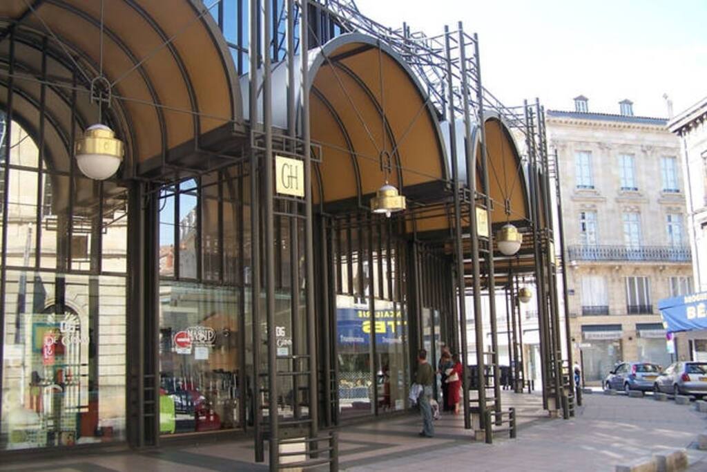 Place des Grands-Hommes - 1mn