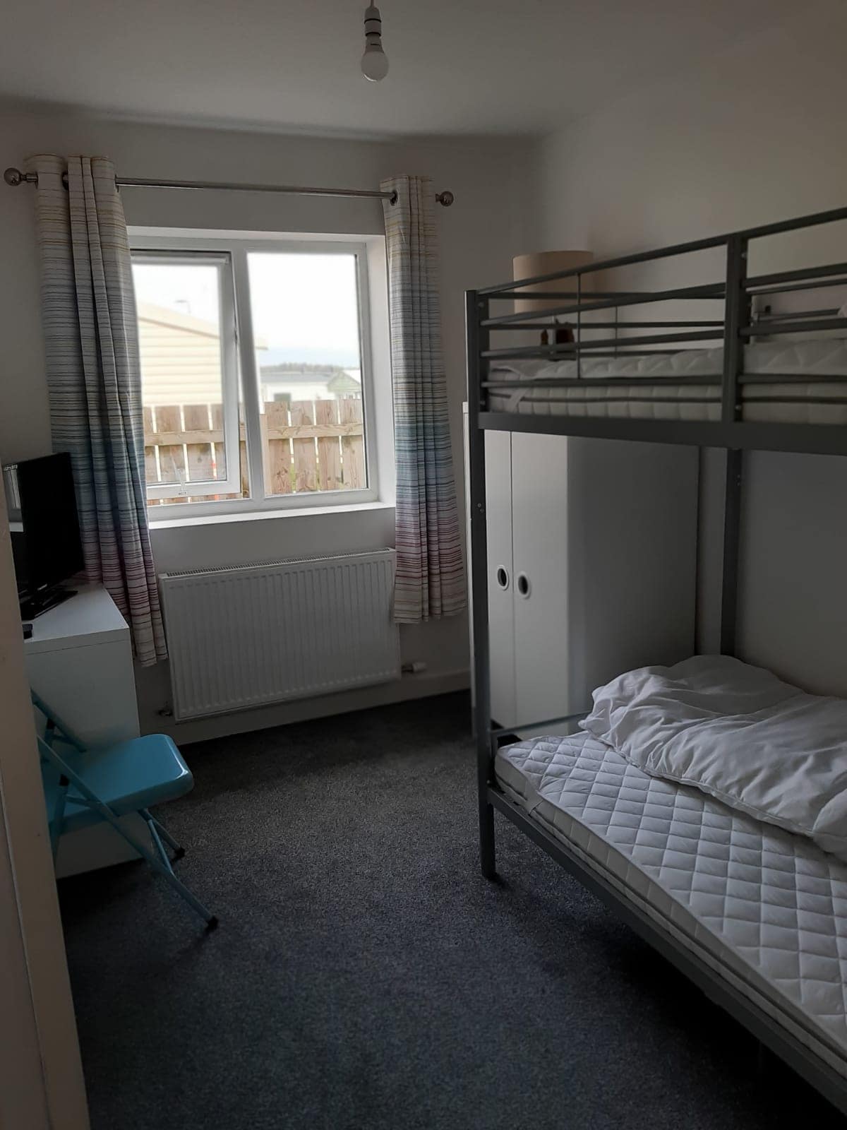 მესამე საძინებელი ორსართულიანი საწოლებით