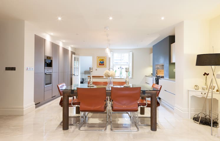 Luxury Townhouse - Exclusive City Centre Location