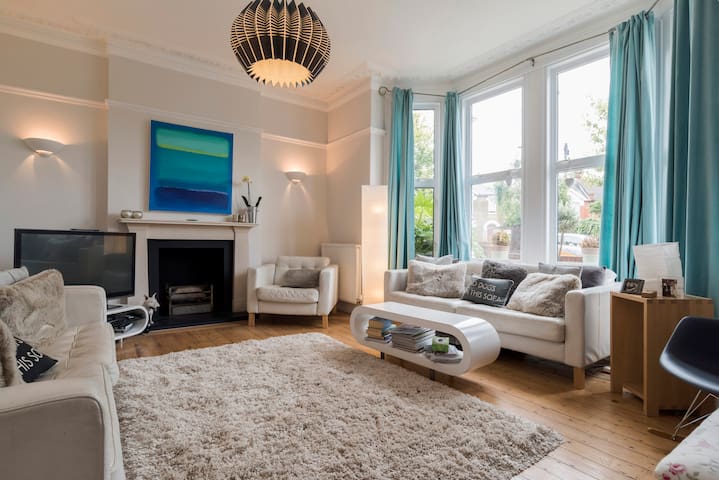 LOVELY ROOM, FAB AREA, 5 MINS TO CENTRAL LINE TUBE