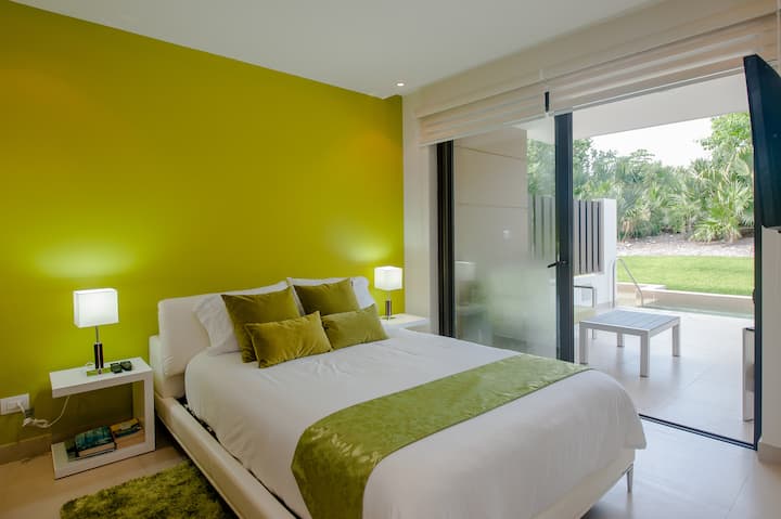 ห้องนอนหลักพร้อมวิวระเบียงและสระว่ายน้ำ!!