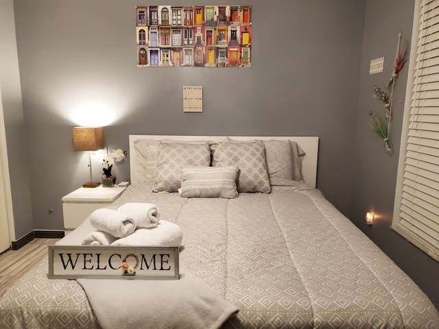 Summerfield with aCozy room nr The Village Center