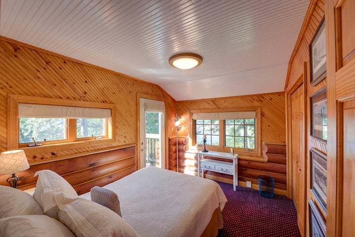 Dormitorio "Stillwater" con cama completa y balcón con vistas a Stillwater