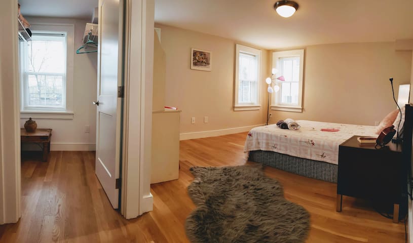 Charming Private Room in Great Location w/ Parking