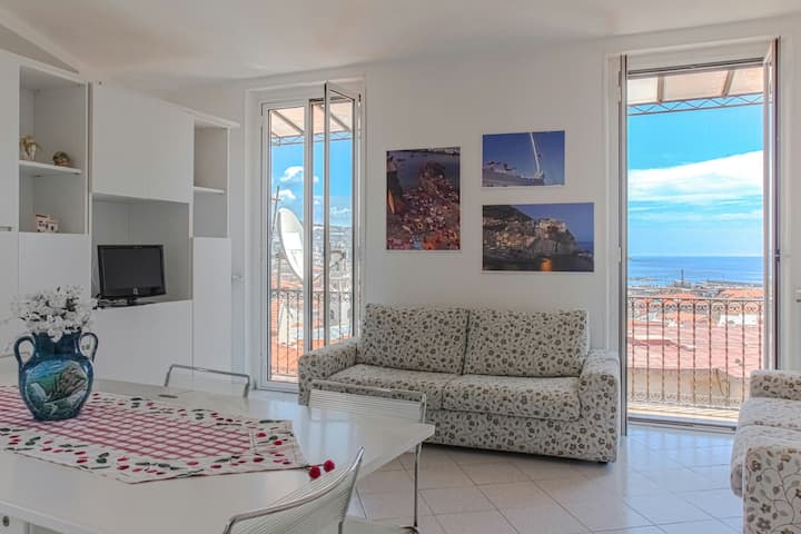 Sea view and WiFi with fiber in downtown Sanremo