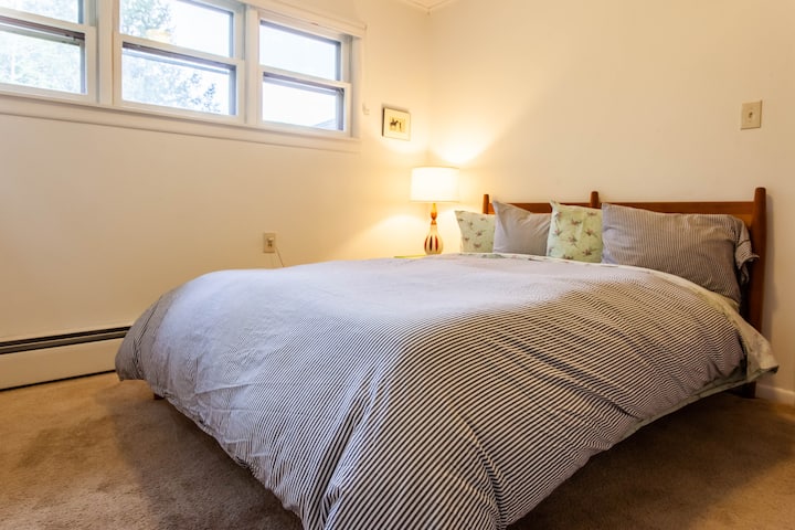 Sovrum 2:  Lyxig queen-madrass med egyptiska bomullslakan och duntäcke.