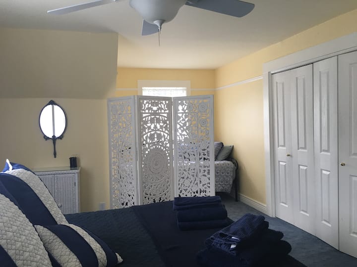 Upstairs bedroom with king and daybed