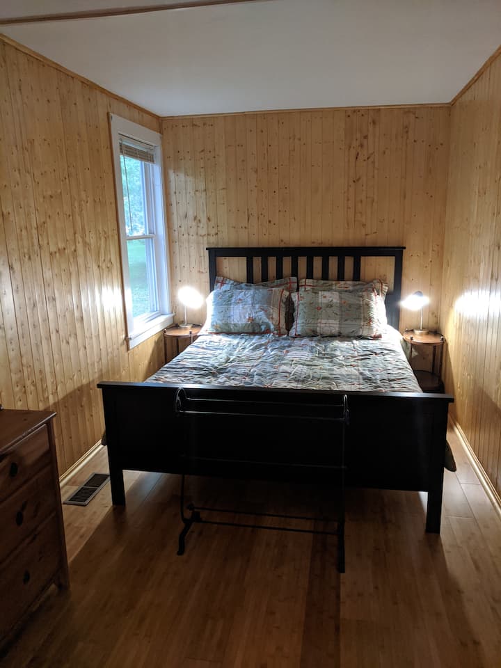 Главната спалня има двойно легло. Има малко уют от всяка страна на леглото