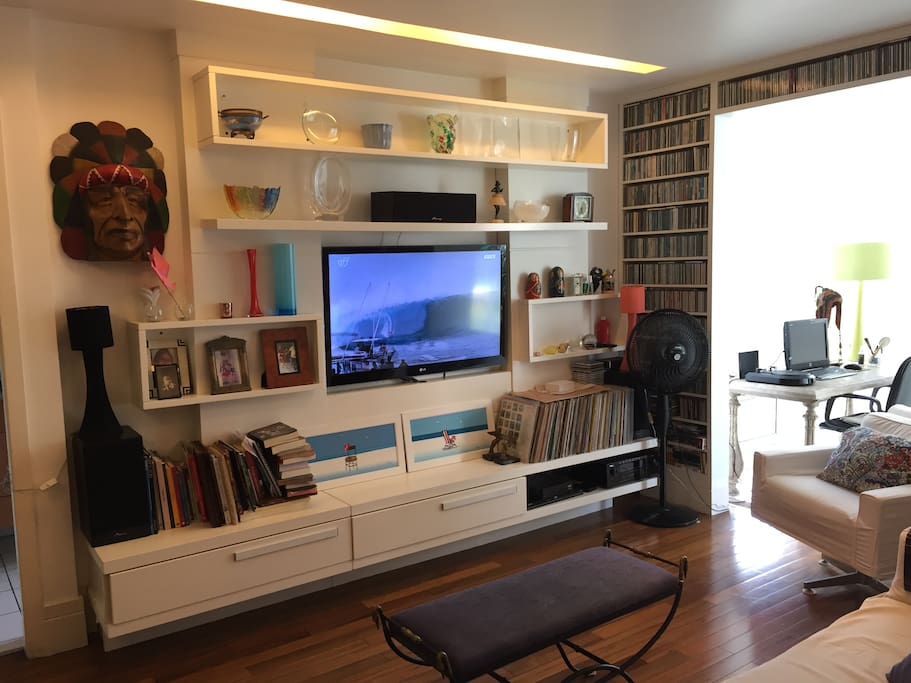 Sala de estar com TV de 49 polegadas, apple TV e tv a cabo (net) .