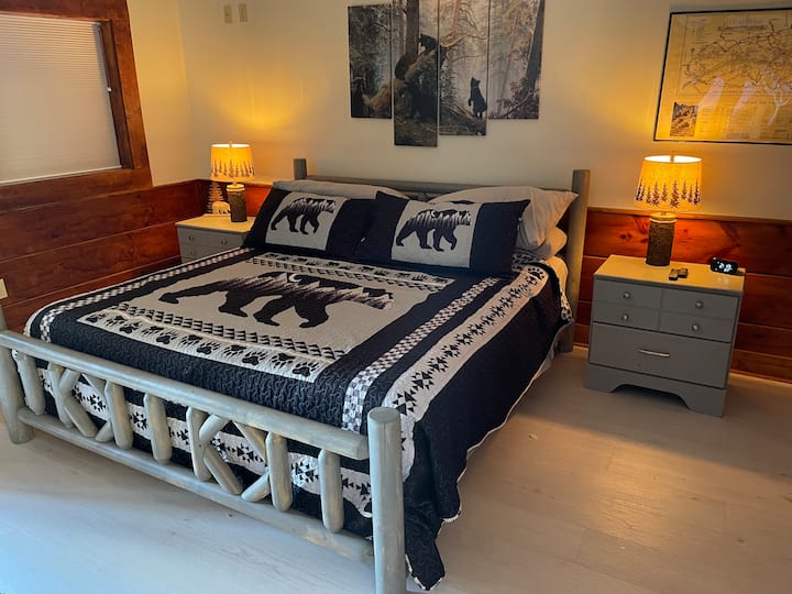 Главна спалня с ново суперголямо двойно легло. 