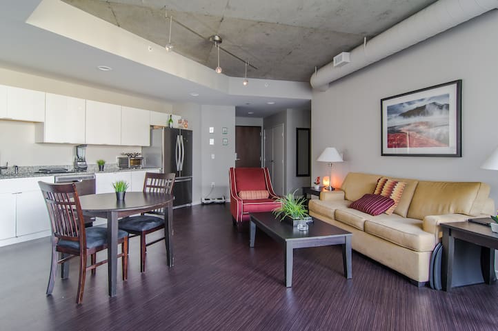 Downtown Flats East Bank Private Room/Bath