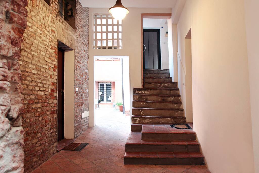 zona ingresso alle parti comuni con pavimentazione e scala in cotto antico