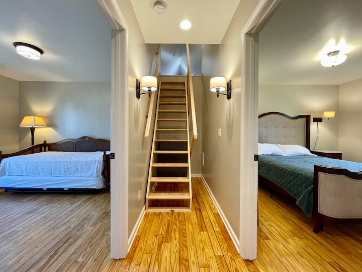 Širok hodnik koji vodi do potkrovlja, a sa svake strane nalaze se spavaće sobe.