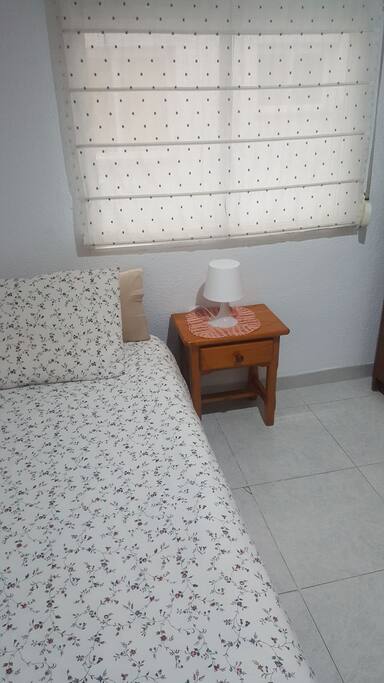 Mesita de noche y lampara