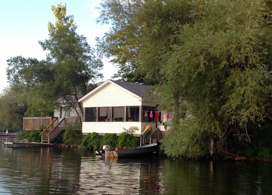 Poplars Cottage's screen porch, next to Willows Cottage's open deck.