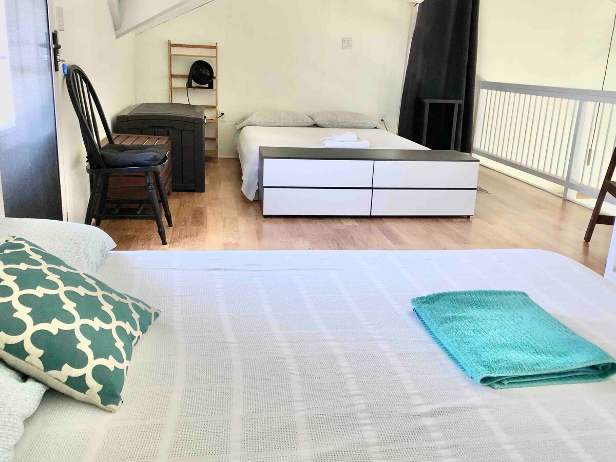 Tussenverdieping met twee queensize bedden