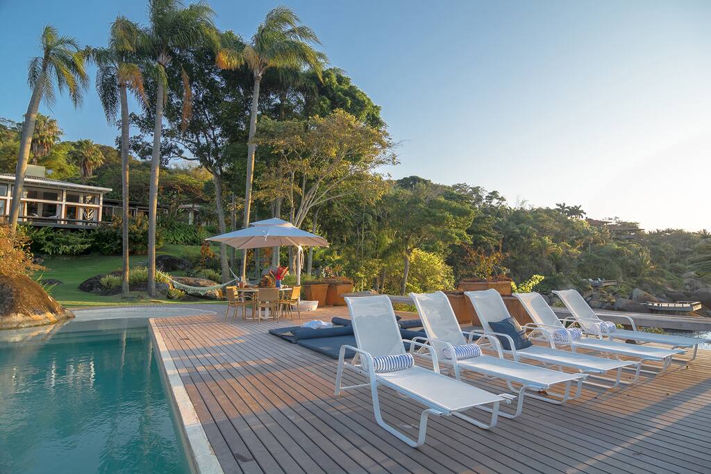 Piscina com Espaço Gourmet: Mesa de Refeições, Churrasqueira e Forno de Pizza