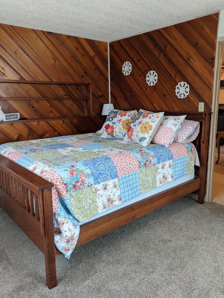 מיטת קווין בחדר השינה