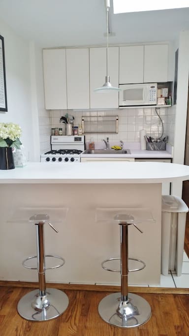 Full kitchen with 2 bar stools